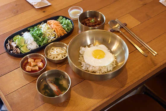 참기름 동잔과 함께 차린 파랑새 비빔밥