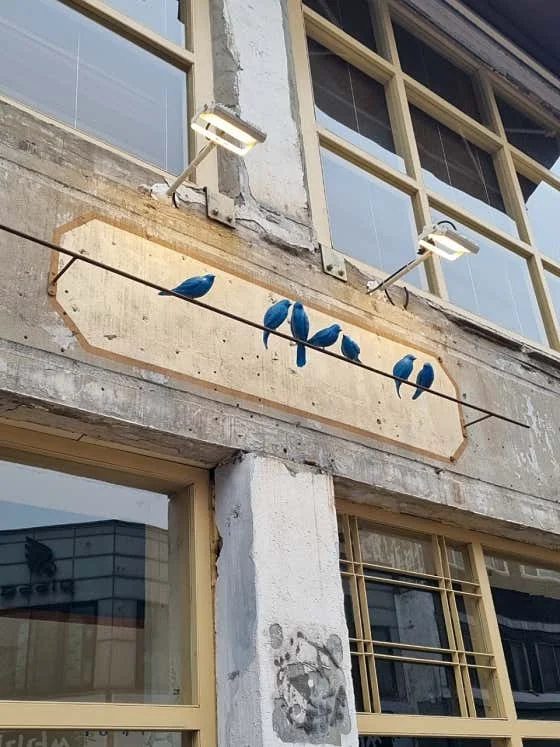 파랑새 그림이 걸린 파랑새방앗간의 실제 간판